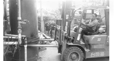 拆除“水上人间”洗浴中心大型燃煤心博(中国)及附属设施